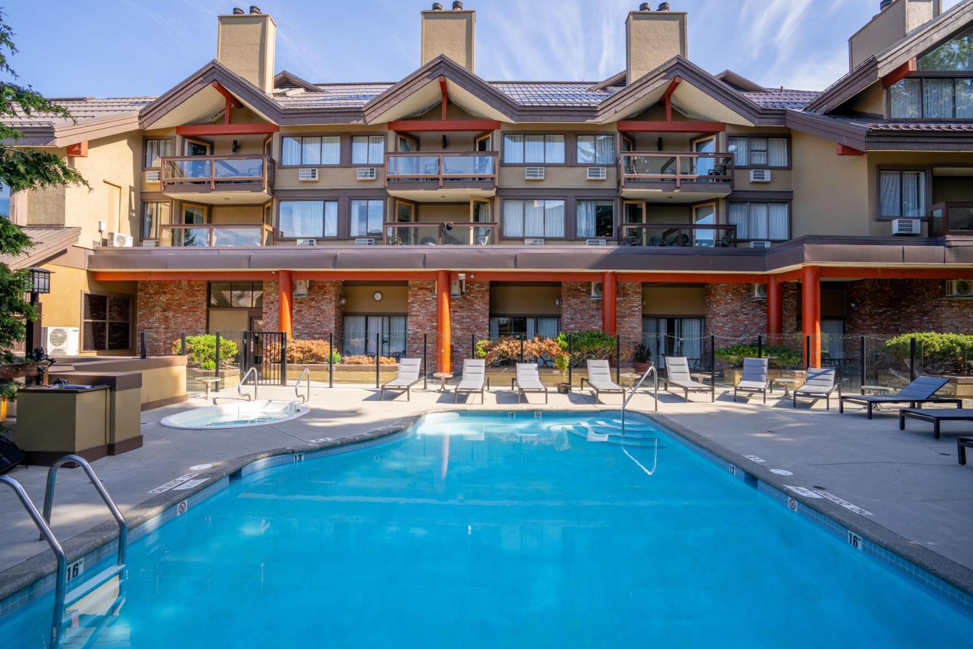 Whistler Village Inn & Suites Екстер'єр фото