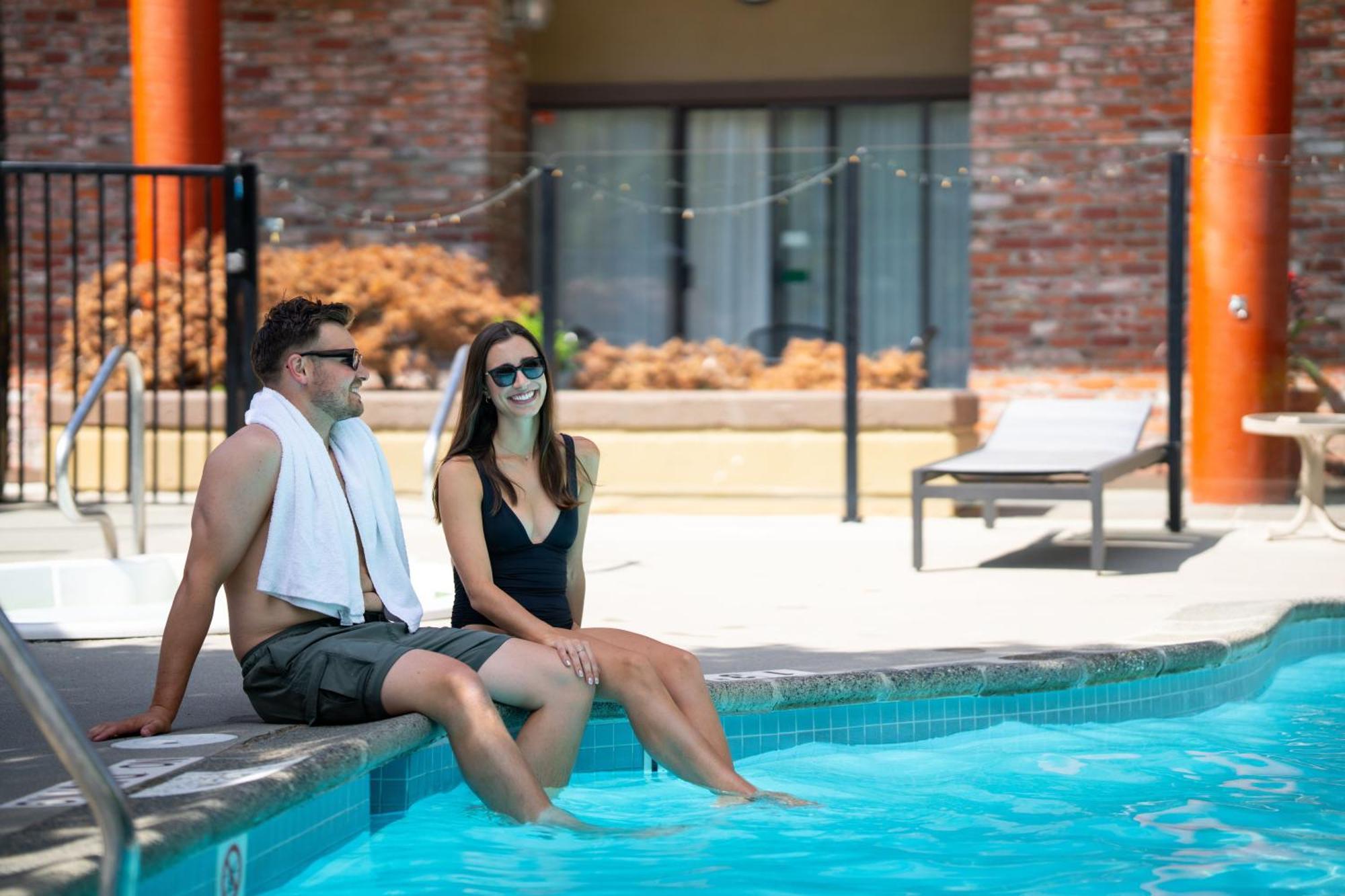 Whistler Village Inn & Suites Екстер'єр фото