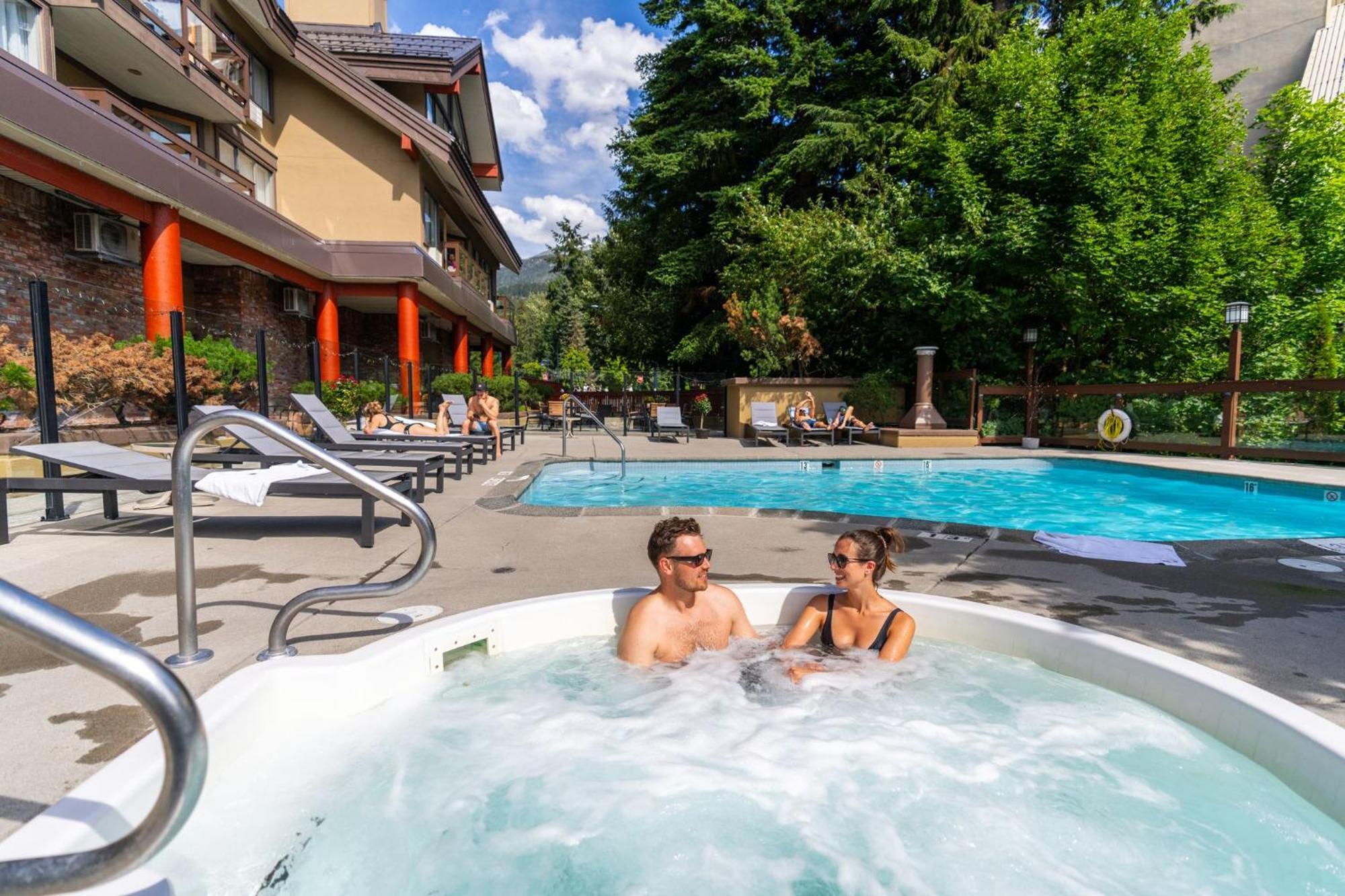Whistler Village Inn & Suites Екстер'єр фото