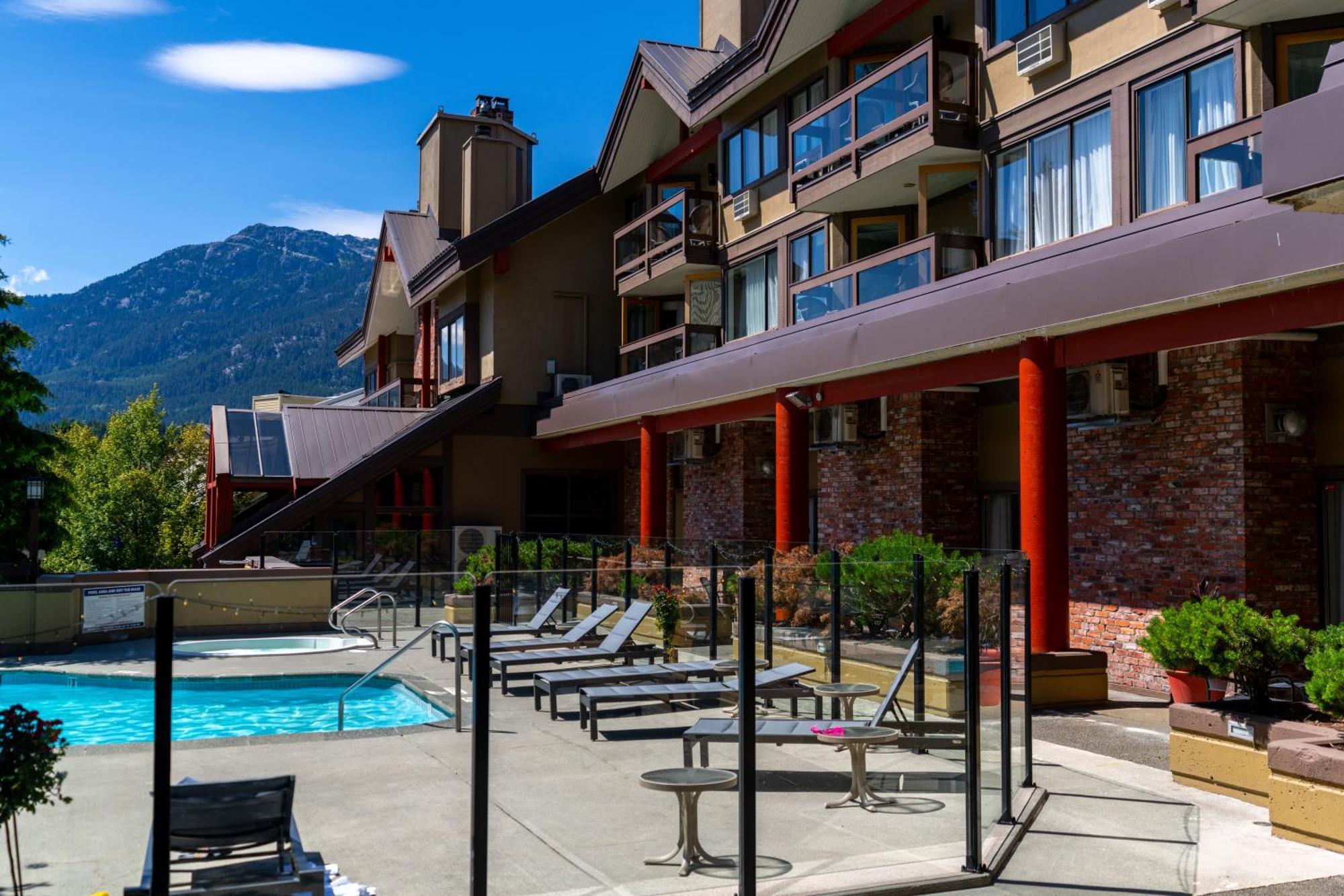 Whistler Village Inn & Suites Екстер'єр фото
