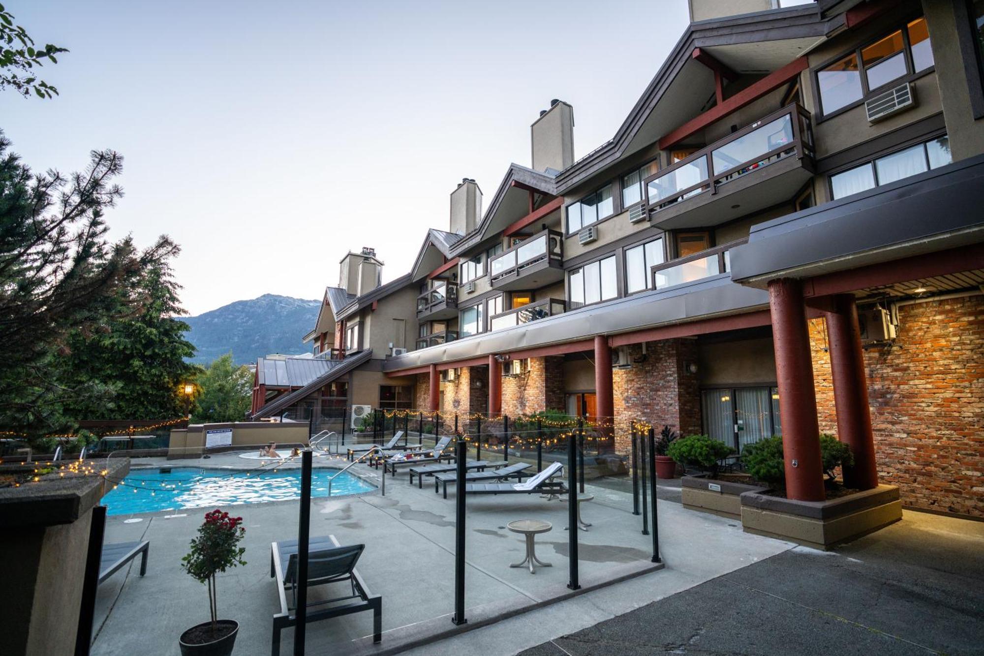 Whistler Village Inn & Suites Екстер'єр фото