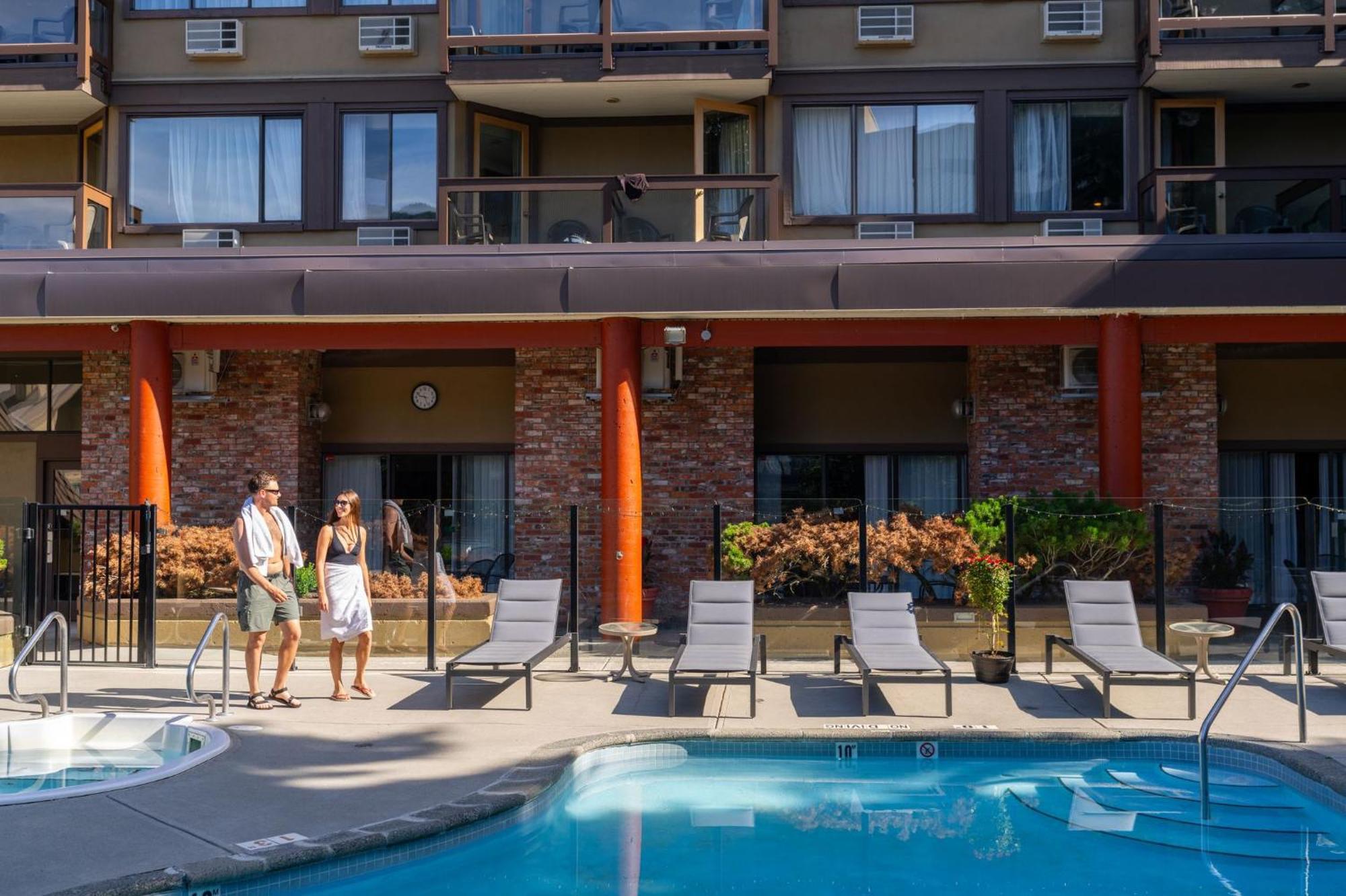 Whistler Village Inn & Suites Екстер'єр фото