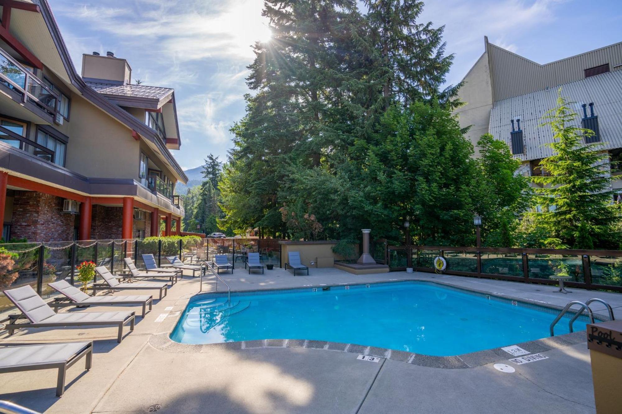 Whistler Village Inn & Suites Екстер'єр фото