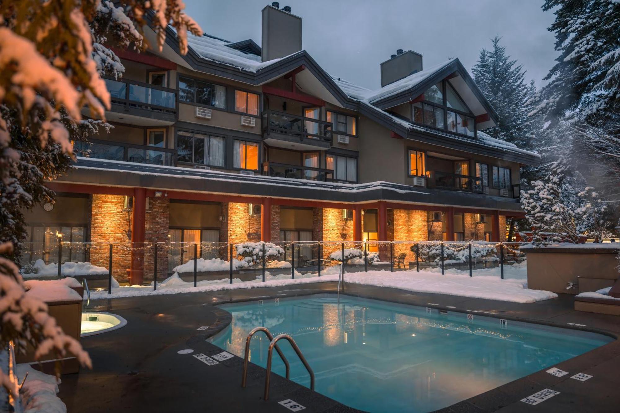 Whistler Village Inn & Suites Екстер'єр фото