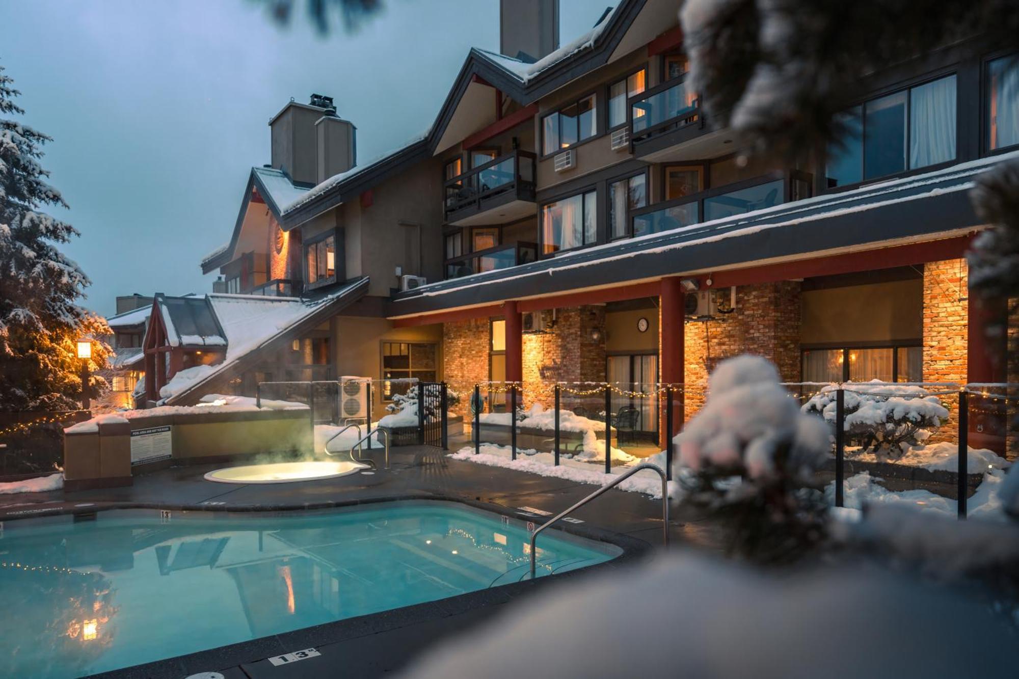 Whistler Village Inn & Suites Екстер'єр фото