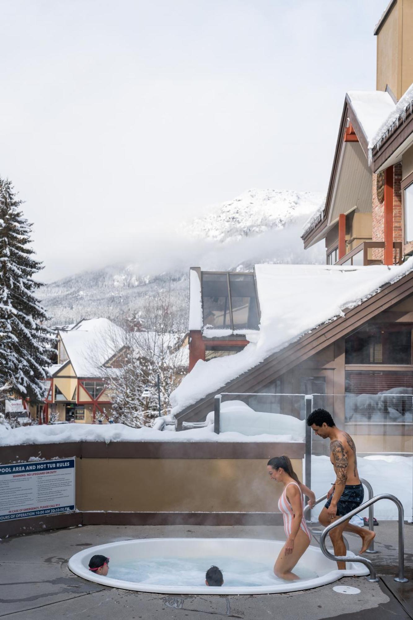 Whistler Village Inn & Suites Екстер'єр фото